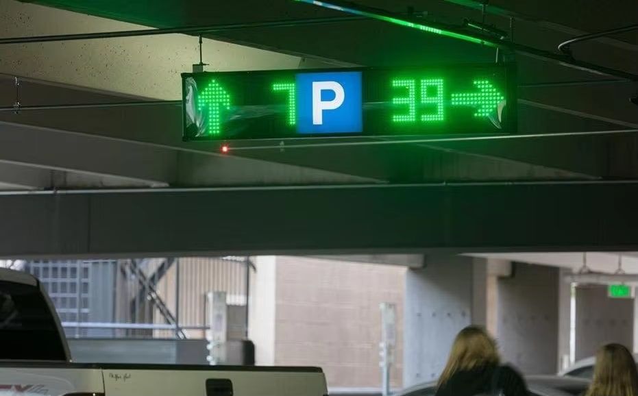 ป้ายนำทางระบบแนะนำช่องจอด