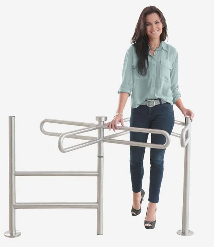 TS-HFH10238-7 Half Full Height Turnstile สาธิตการใช้งานจริง เทียบสัดส่วนความสูงระดับเอวกับผู้ใช้