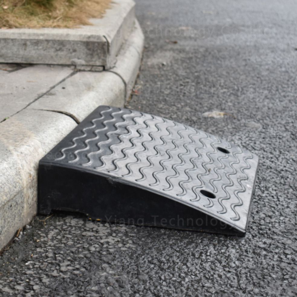 TE-LYP-001:Rubber Kerb Ramp