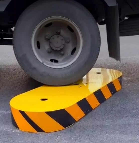 ทดสอบการเหยียบ เกาะกลางสำหรับไม้กั้นรถ