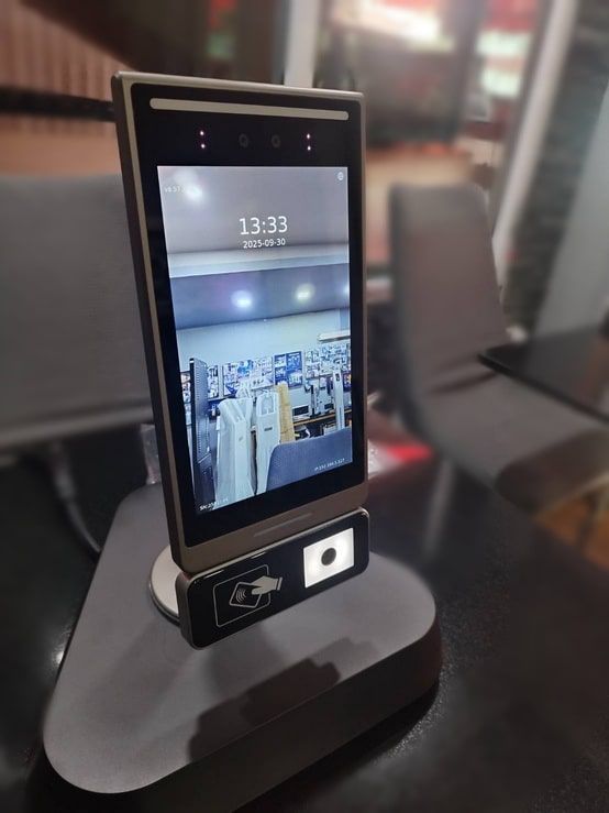 เครื่องสแกนใบหน้า ทาบบัตร และ QR Code 