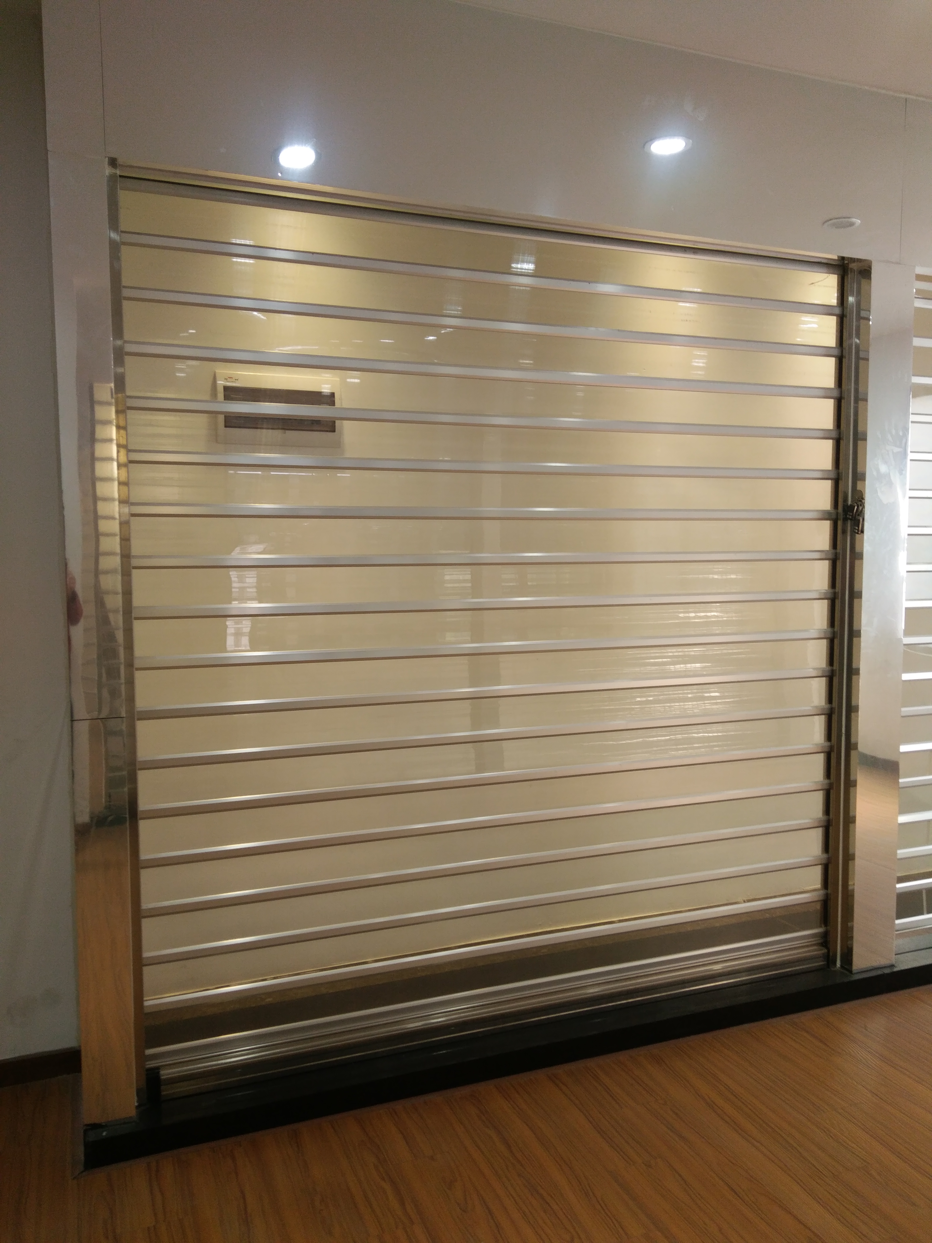 ATD-VTR01-16:ประตูม้วน ระบบมอเตอร์ ใบโพลิคาร์บอเนต 16sqr.m