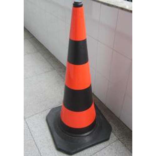 TE-LZ-015:PE Cone (PE Body+Rubber Base)
